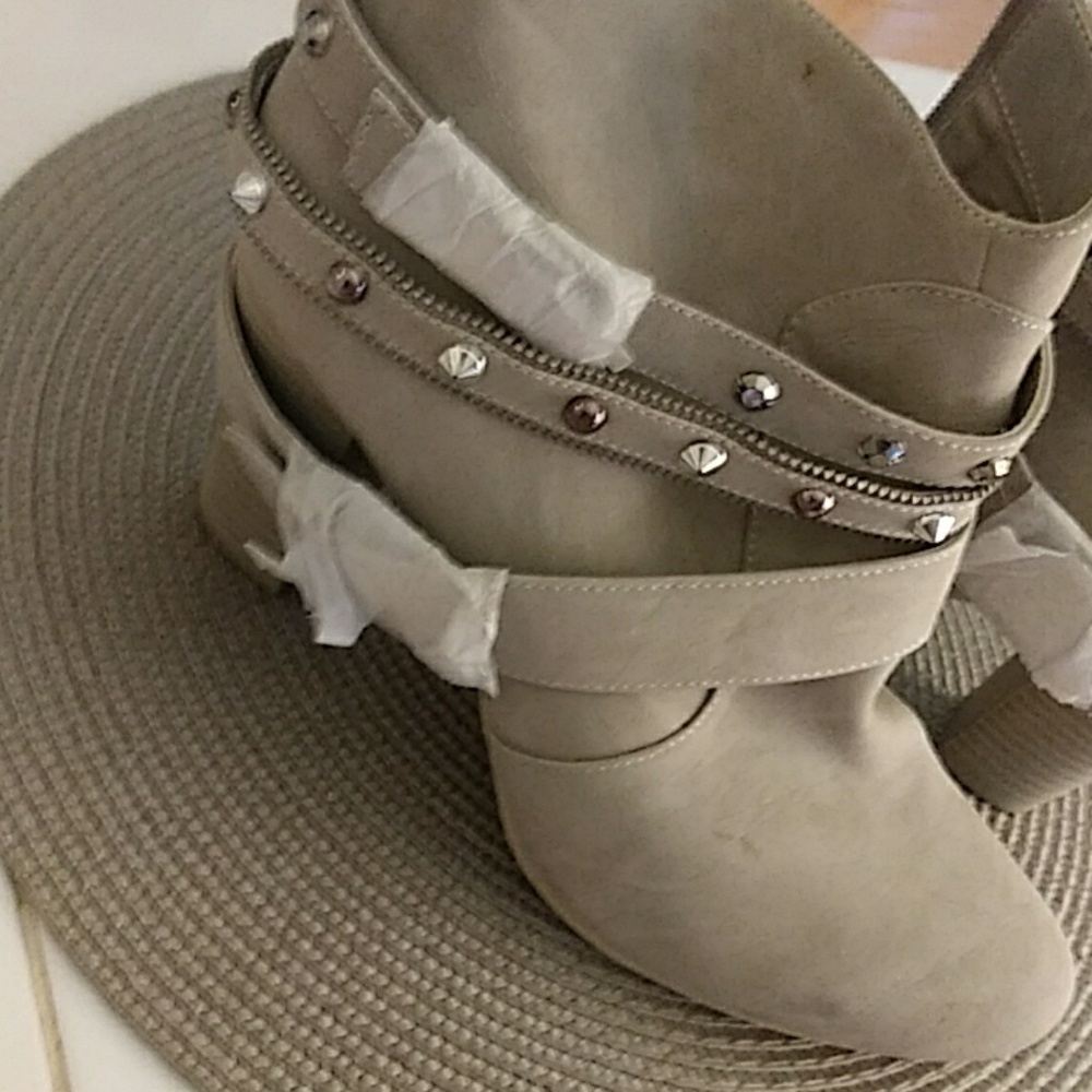 Kohl's Jennifer Lopez Veronica Chalk ankle boot